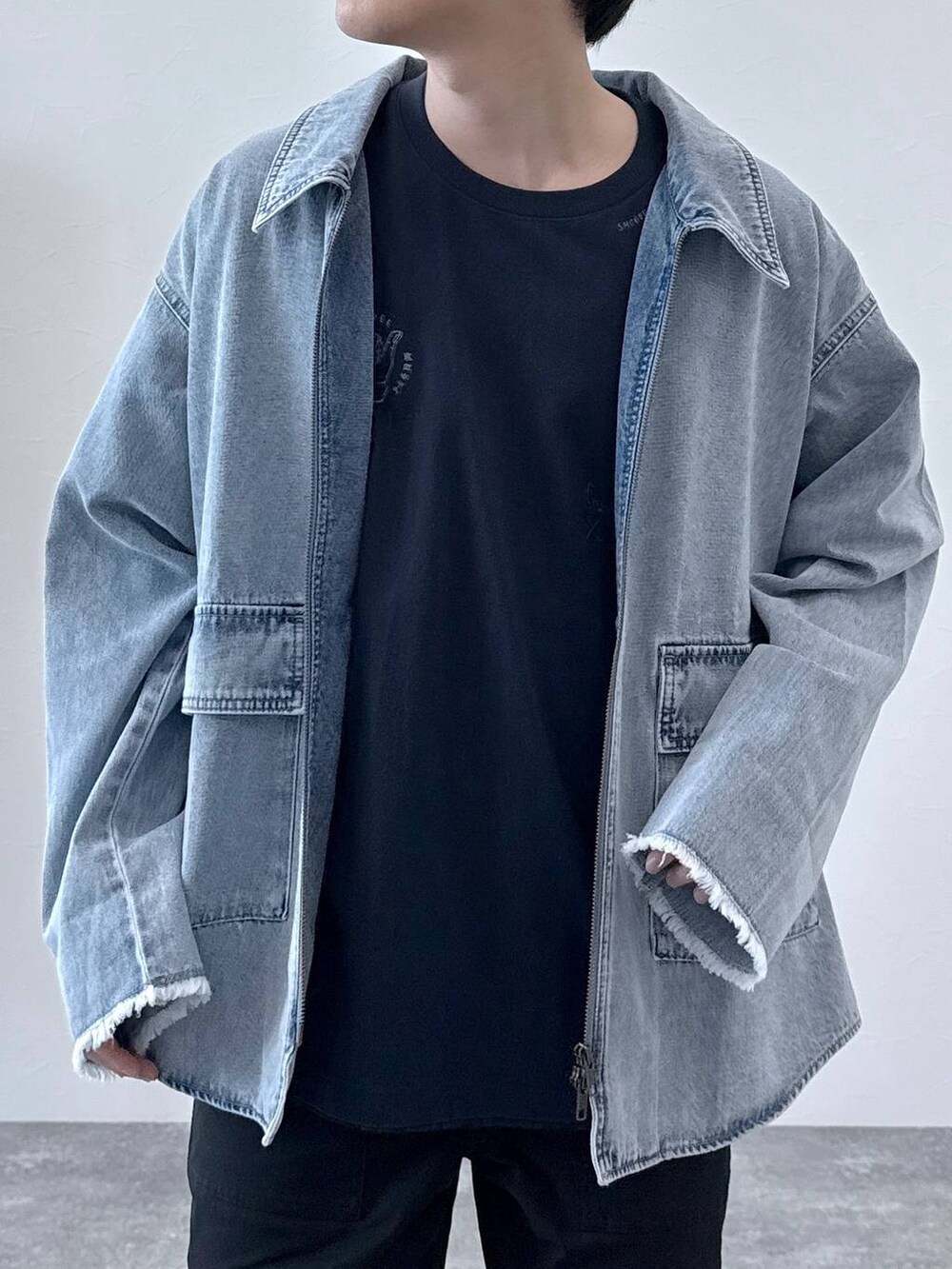 ブラック系のその他パンツ、ブラック系のその他シューズ、ブルー系のTシャツ/カットソーを着用したメンズの夏コーディネートの4枚目の写真