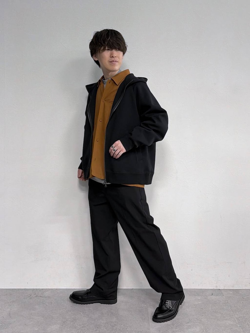 ブラック系のその他シューズ、ブラック系のその他パンツ、ブラック系のパーカーを着用したメンズの春コーディネートの2枚目の写真