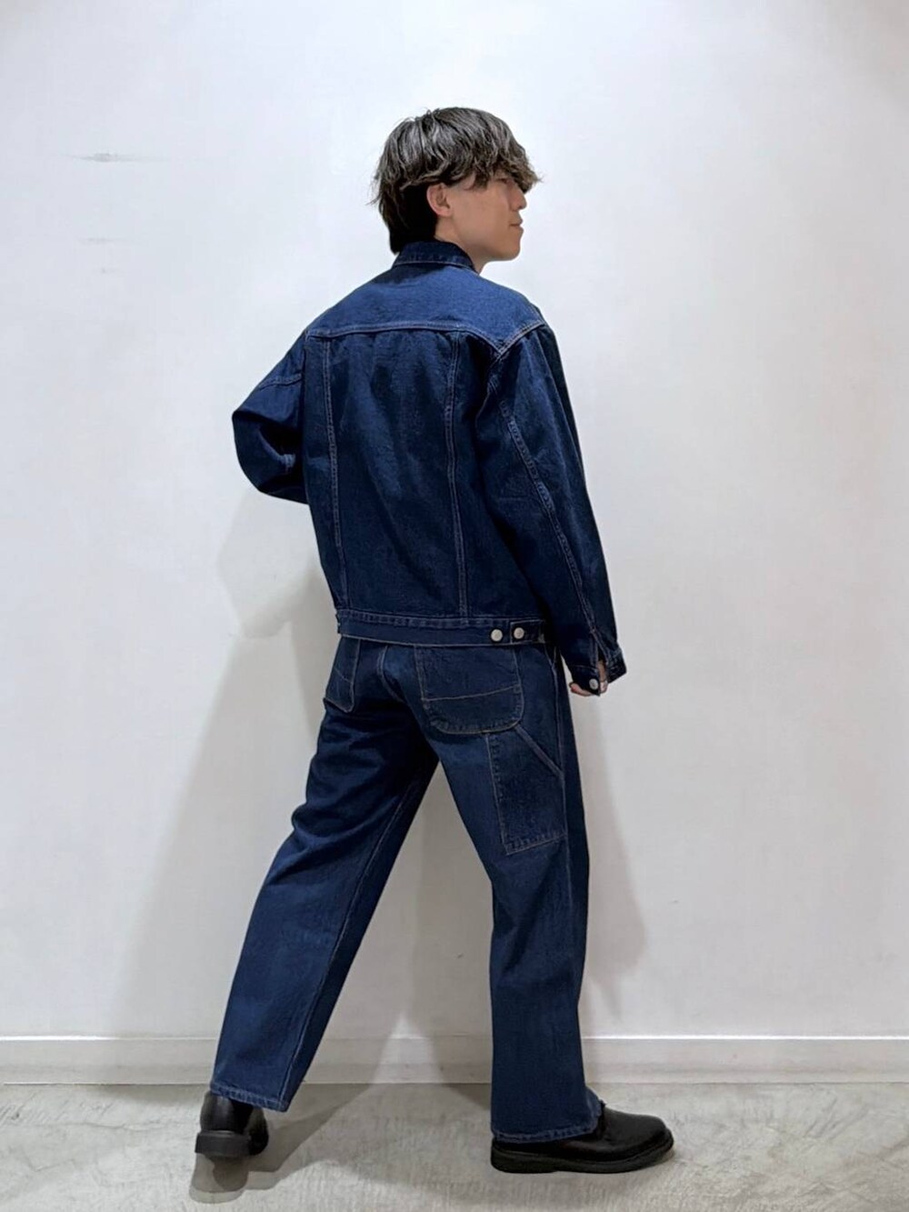 レッド系のシャツ/ブラウス、ブルー系のデニムジャケット、ブルー系のデニムパンツを着用したメンズの冬コーディネートの3枚目の写真