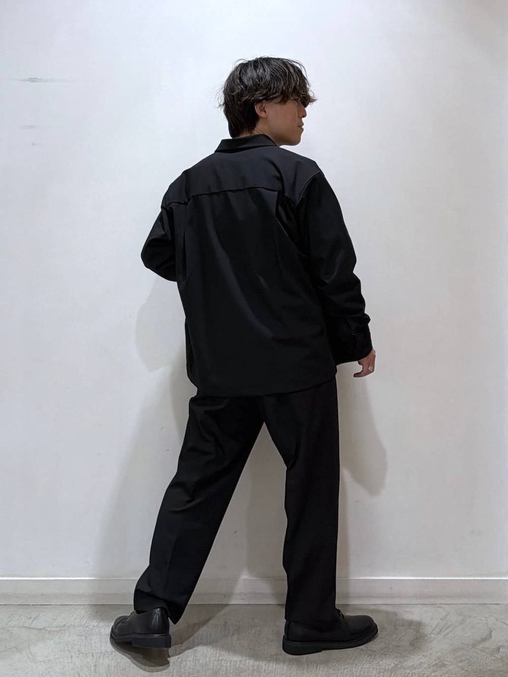 ブラック系のスウェット、ブラック系のその他パンツ、ブラック系のシャツ/ブラウスを着用したメンズの冬コーディネートの3枚目の写真