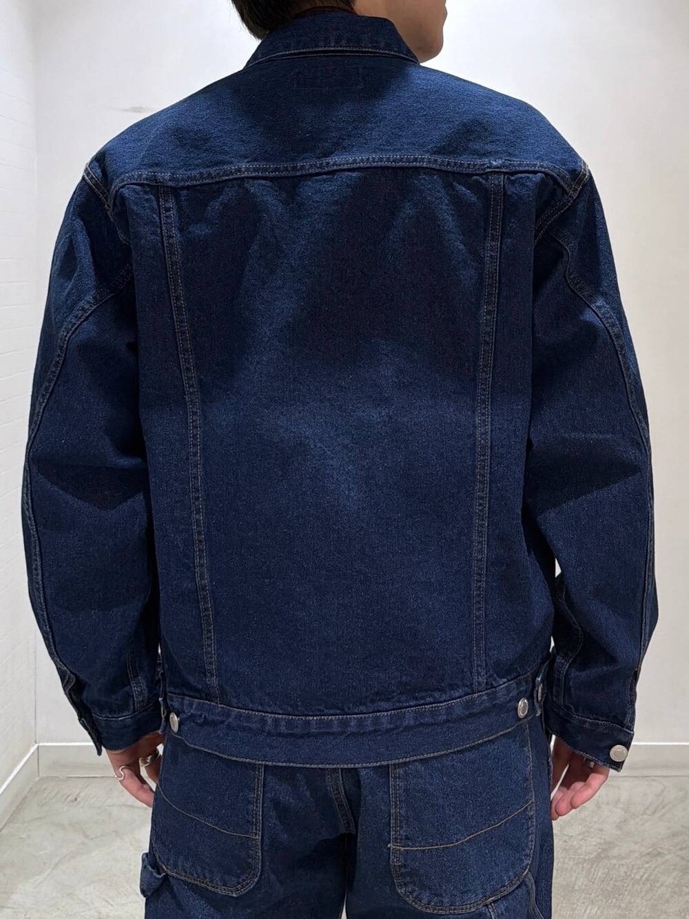 レッド系のシャツ/ブラウス、ブルー系のデニムジャケット、ブルー系のデニムパンツを着用したメンズの冬コーディネートの5枚目の写真