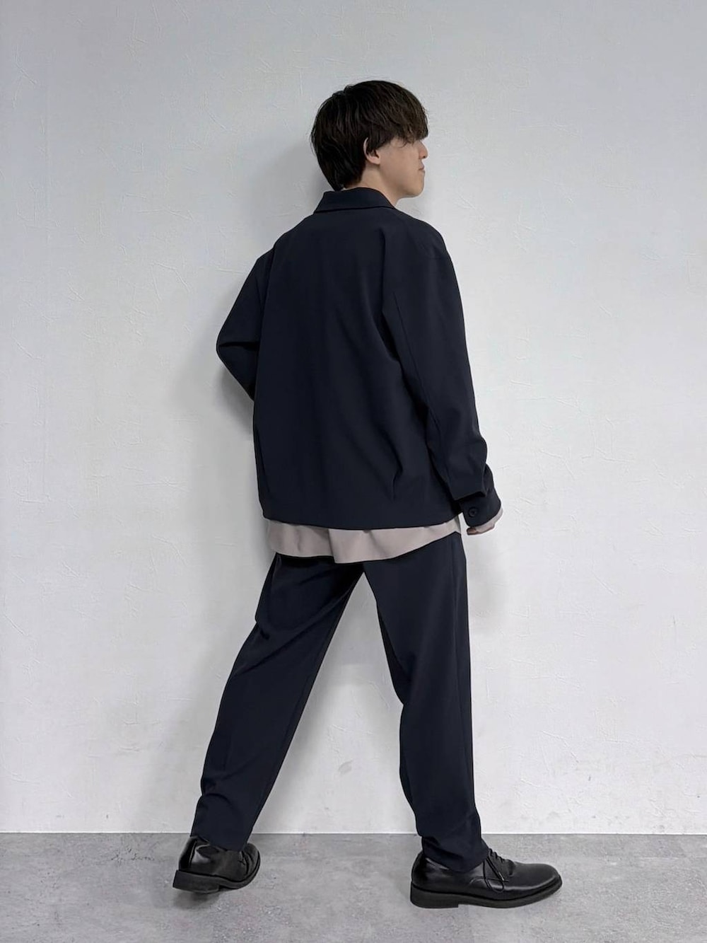 ブルー系のスラックス、ブラウン系のシャツ/ブラウス、ブルー系のシャツ/ブラウスを着用したメンズの春コーディネートの3枚目の写真