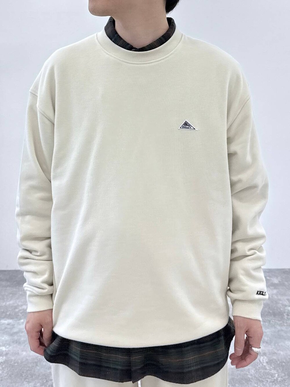 ベージュ系のスニーカー、ブラウン系のシャツ/ブラウスを着用したメンズの秋コーディネートの4枚目の写真