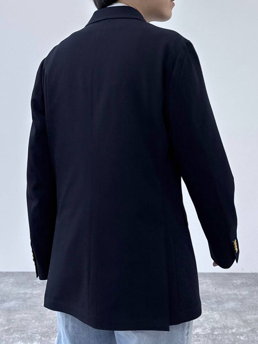 ブルー系のテーラードジャケット、ブルー系のデニムパンツ、ホワイト系のシャツ/ブラウスを着用したメンズの秋コーディネートの6枚目の写真