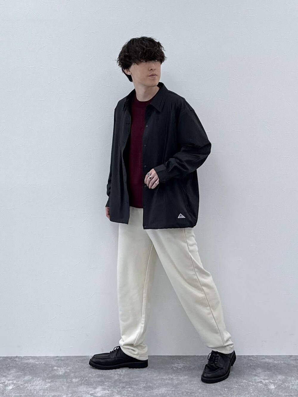 レッド系のニット/セーター、ブラック系のその他シューズ、ブラック系のシャツ/ブラウスを着用したメンズの秋コーディネートの2枚目の写真