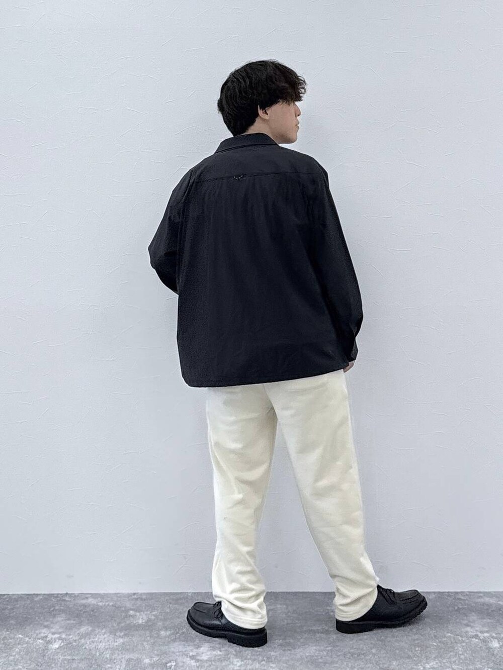 レッド系のニット/セーター、ブラック系のその他シューズ、ブラック系のシャツ/ブラウスを着用したメンズの秋コーディネートの3枚目の写真