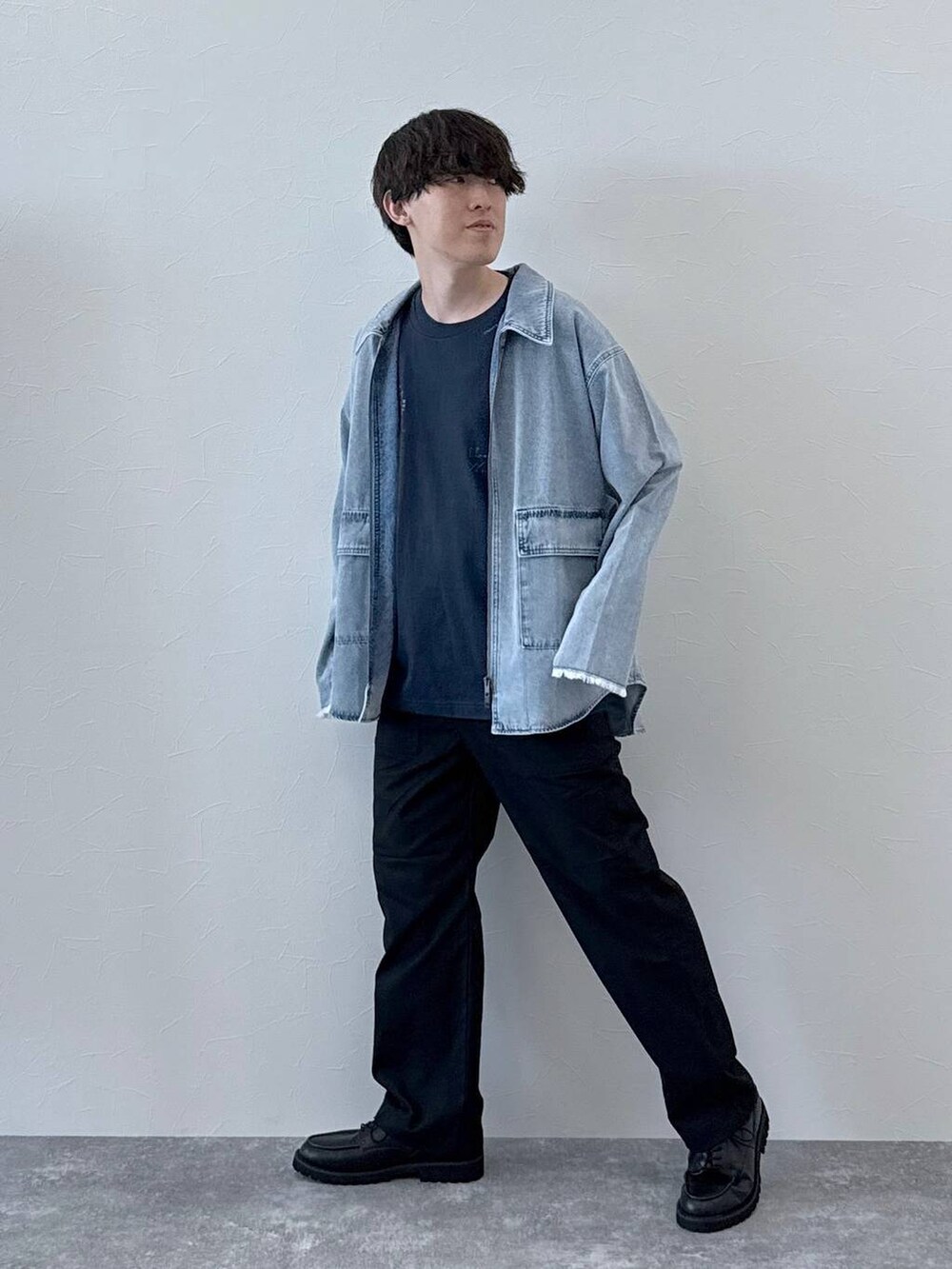 ブラック系のその他パンツ、ブラック系のその他シューズ、ブルー系のTシャツ/カットソーを着用したメンズの夏コーディネートの2枚目の写真