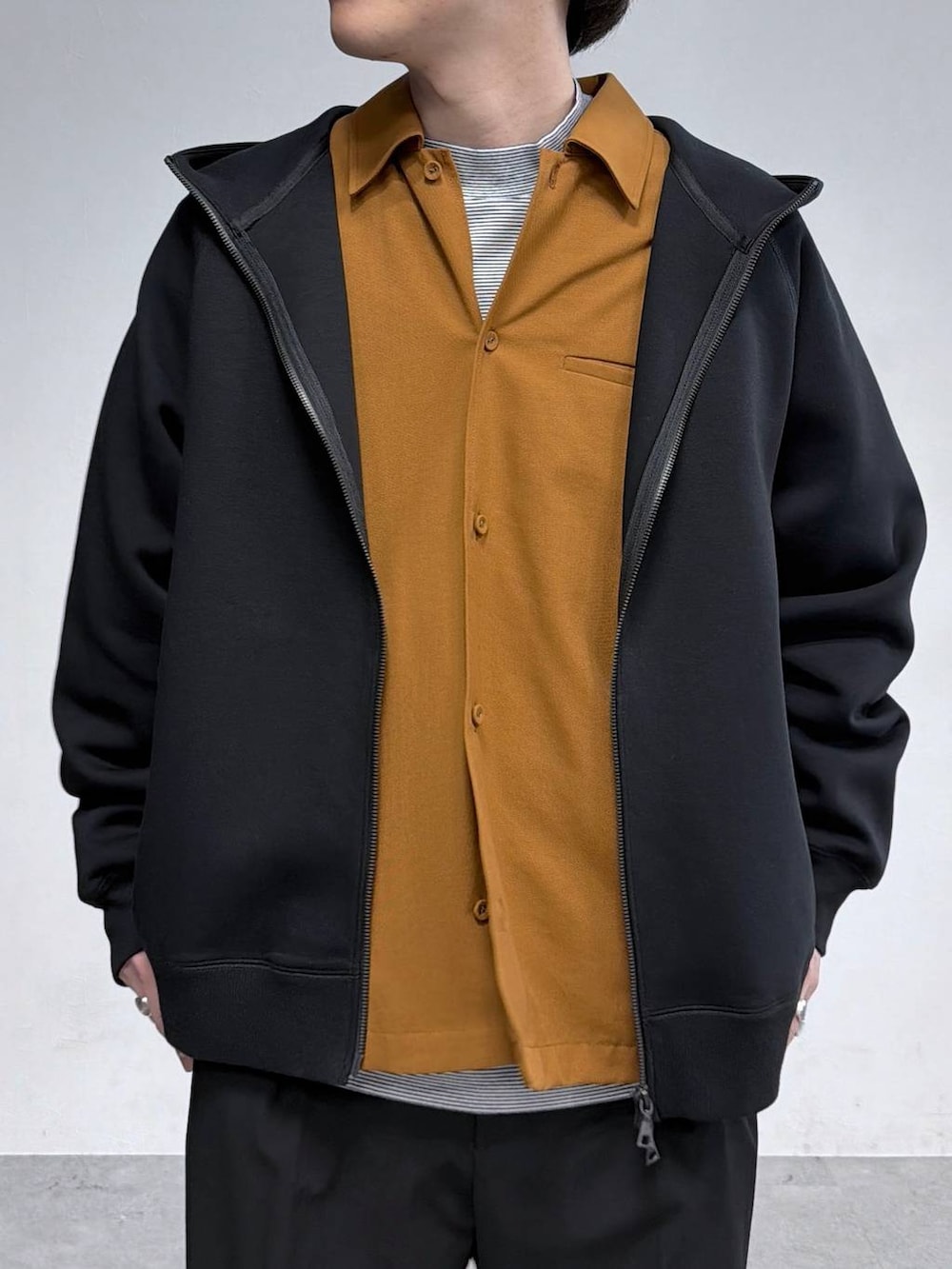 ブラック系のその他シューズ、ブラック系のその他パンツ、ブラック系のパーカーを着用したメンズの春コーディネートの4枚目の写真