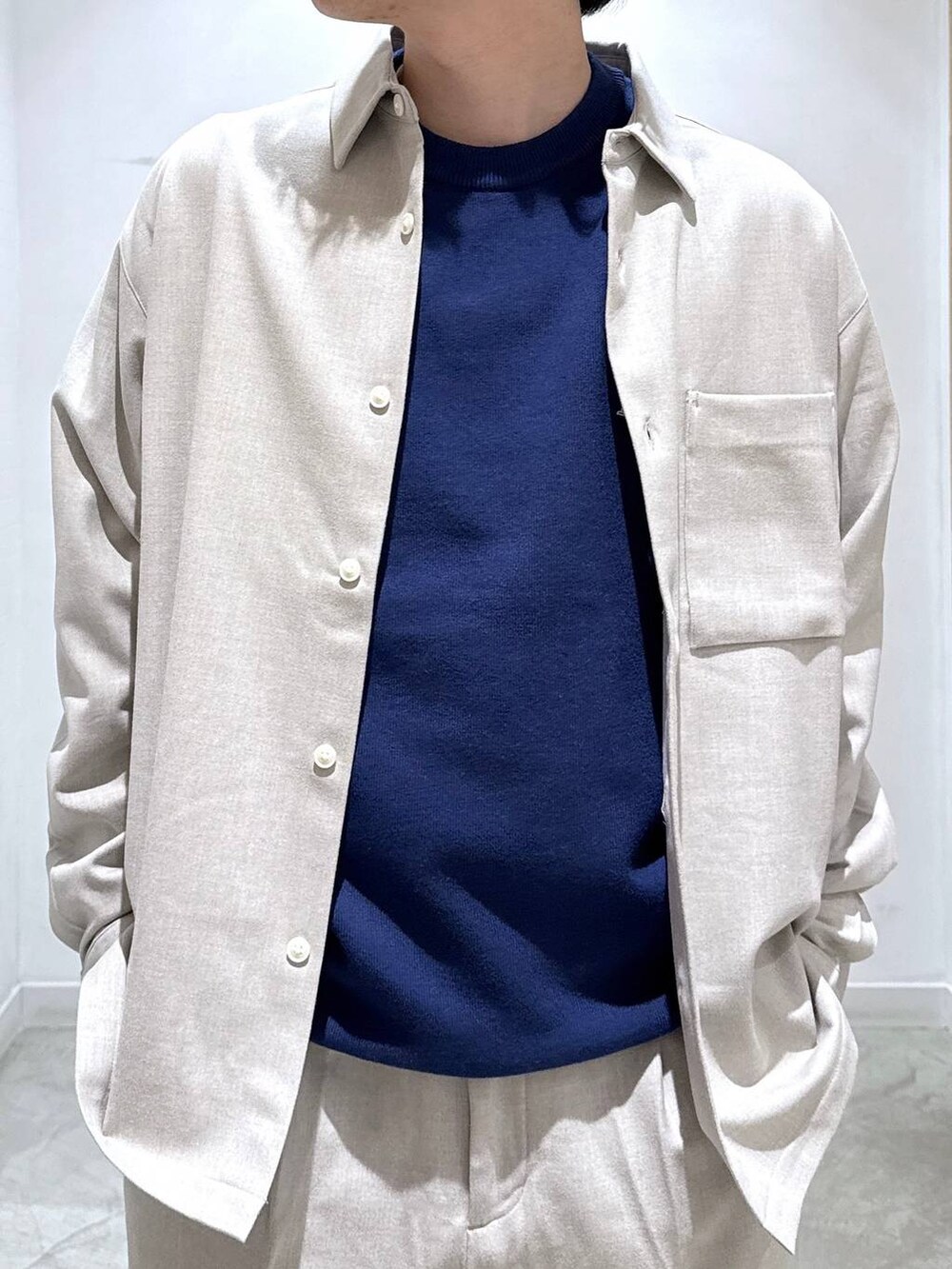 ブラック系のその他シューズ、ベージュ系のその他パンツ、ベージュ系のシャツ/ブラウスを着用したメンズの秋コーディネートの4枚目の写真