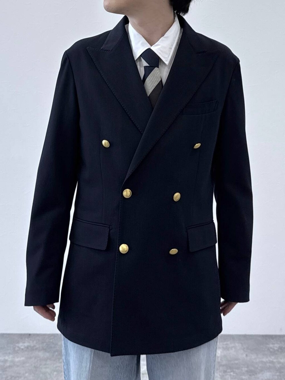 ブルー系のテーラードジャケット、ブルー系のデニムパンツ、ホワイト系のシャツ/ブラウスを着用したメンズの秋コーディネートの5枚目の写真