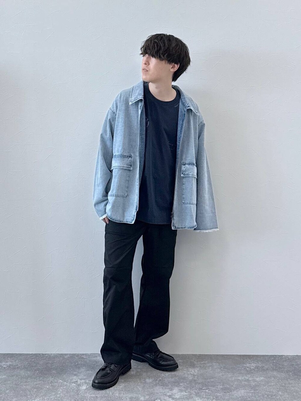 ブラック系のその他パンツ、ブラック系のその他シューズ、ブルー系のTシャツ/カットソーを着用したメンズの夏コーディネートの6枚目の写真
