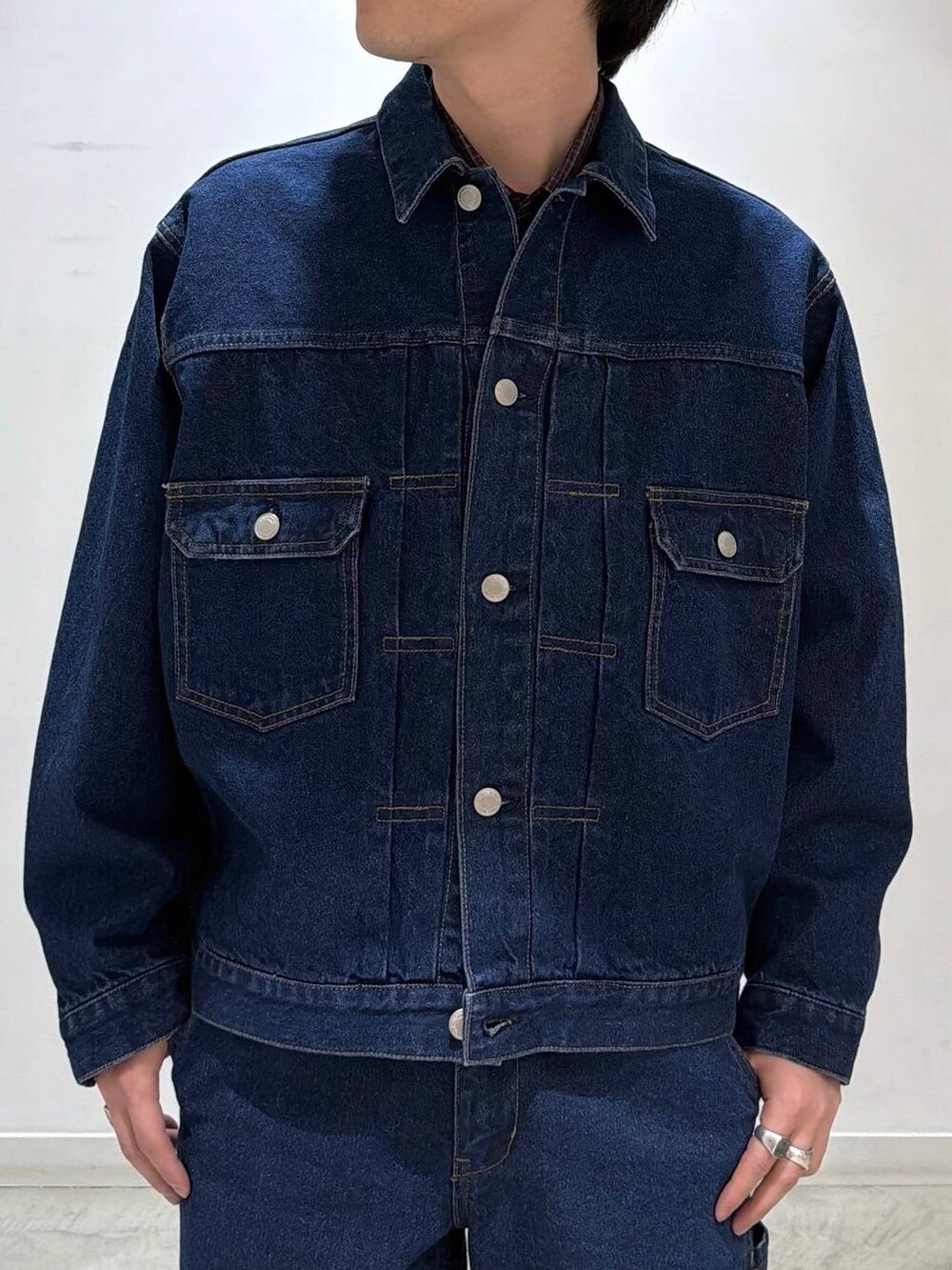 レッド系のシャツ/ブラウス、ブルー系のデニムジャケット、ブルー系のデニムパンツを着用したメンズの冬コーディネートの4枚目の写真