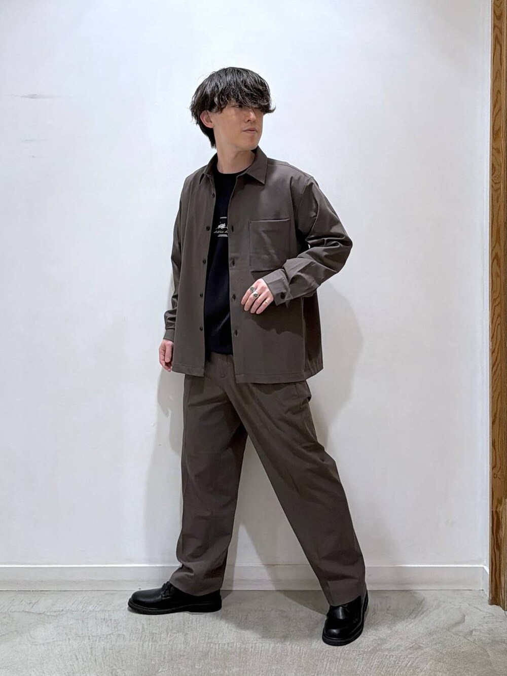 ブラウン系のその他パンツ、グレー系のスウェット、ブラウン系のシャツ/ブラウスを着用したメンズの冬コーディネートの2枚目の写真