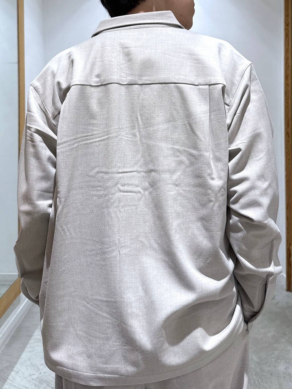 ブラック系のその他シューズ、ベージュ系のその他パンツ、ベージュ系のシャツ/ブラウスを着用したメンズの秋コーディネートの5枚目の写真