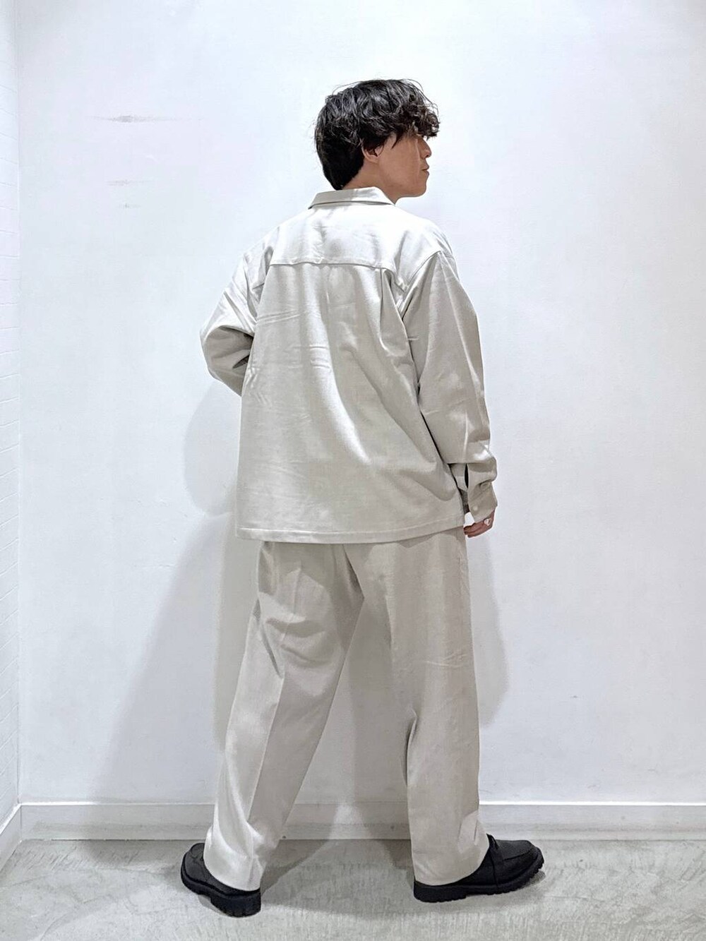 ブラック系のその他シューズ、ベージュ系のその他パンツ、ベージュ系のシャツ/ブラウスを着用したメンズの秋コーディネートの3枚目の写真