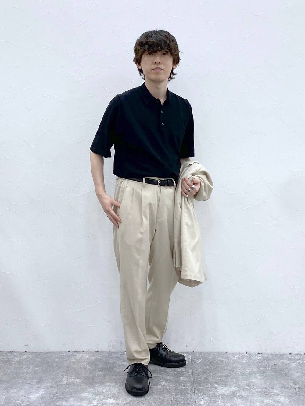 ホワイト系のテーラードジャケット、ホワイト系のその他パンツ、ブラック系のニット/セーターを着用したメンズの春コーディネートの2枚目の写真