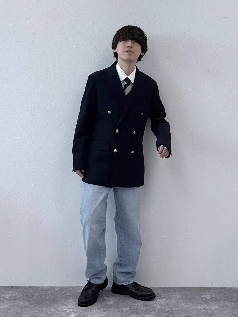 ブルー系のテーラードジャケット、ブルー系のデニムパンツ、ホワイト系のシャツ/ブラウスを着用したメンズの秋コーディネートの2枚目の写真