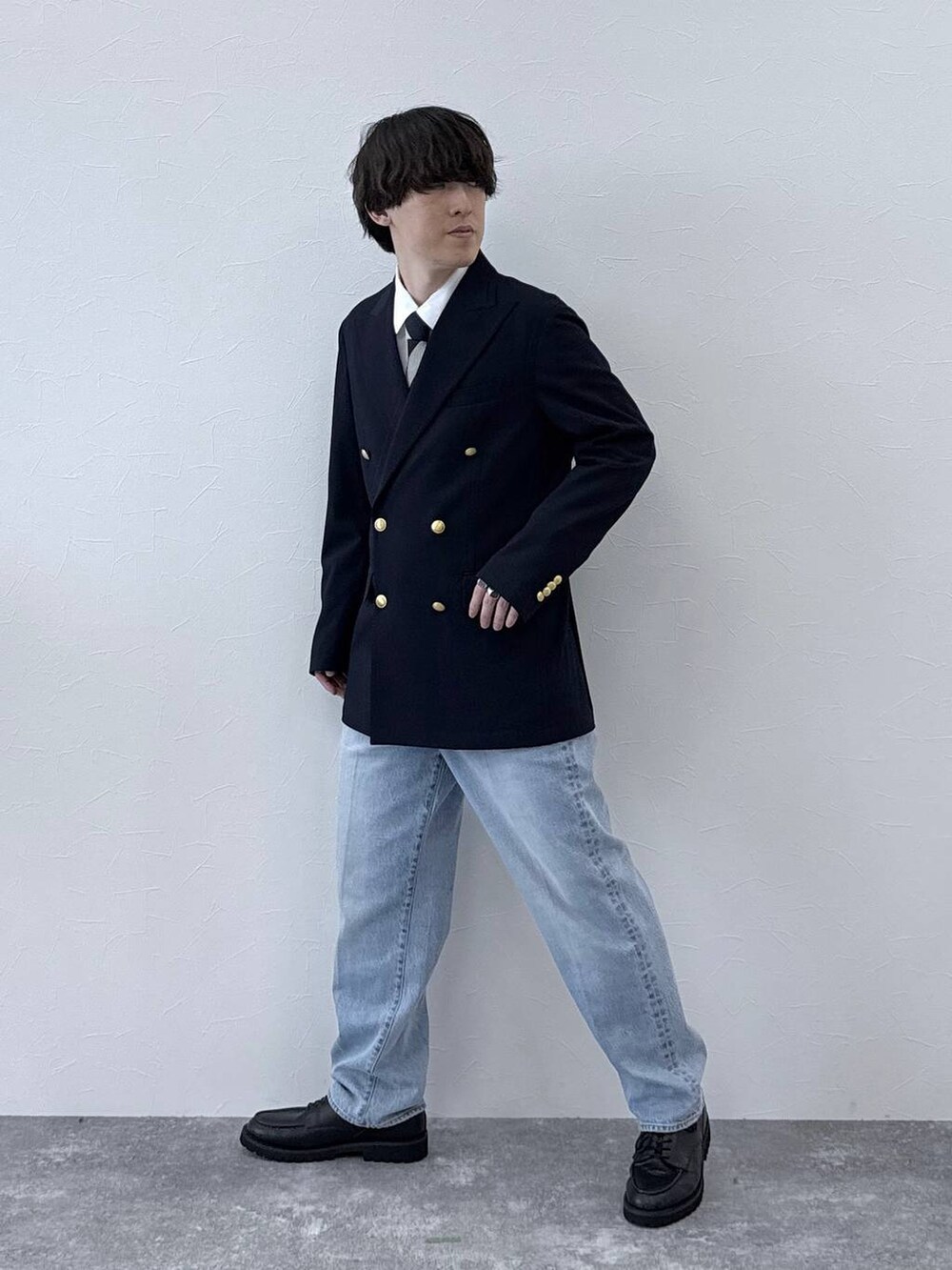 ブルー系のテーラードジャケット、ブルー系のデニムパンツ、ホワイト系のシャツ/ブラウスを着用したメンズの秋コーディネートの3枚目の写真