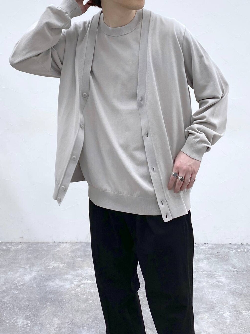 ブラック系のトートバッグ、ブラック系のスラックス、グレー系のニット/セーターを着用したメンズの春コーディネートの4枚目の写真