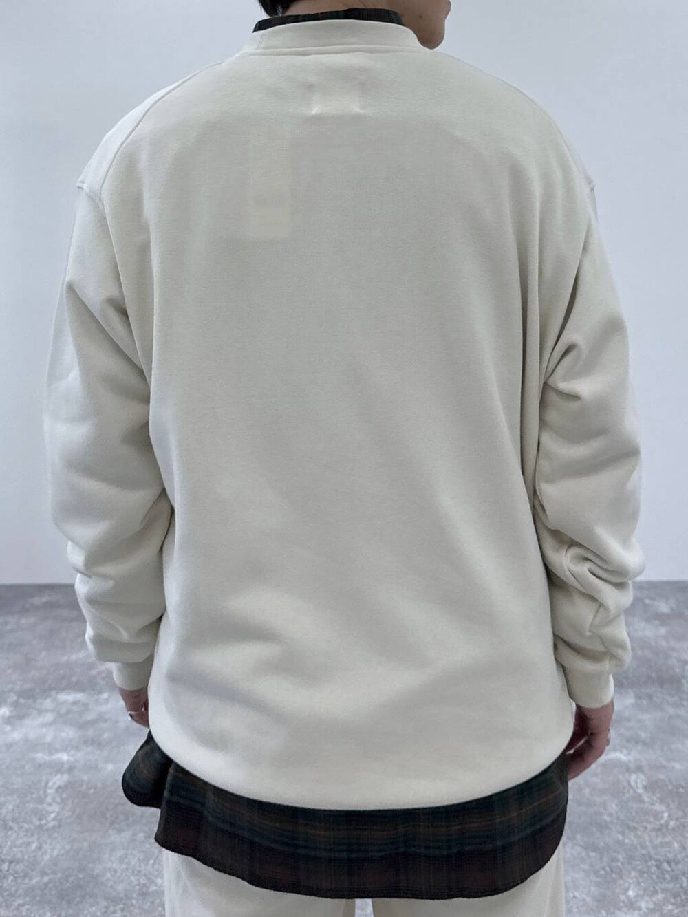 ベージュ系のスニーカー、ブラウン系のシャツ/ブラウスを着用したメンズの秋コーディネートの5枚目の写真