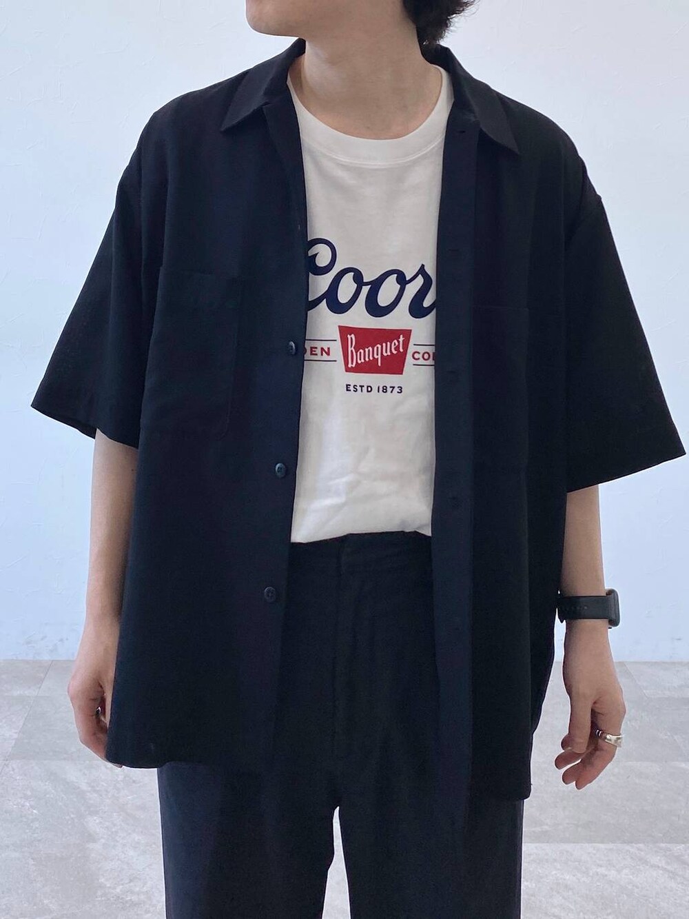 ブラック系のシャツ/ブラウス、ホワイト系のTシャツ/カットソー、ブルー系のデニムパンツを着用したメンズの夏コーディネートの4枚目の写真