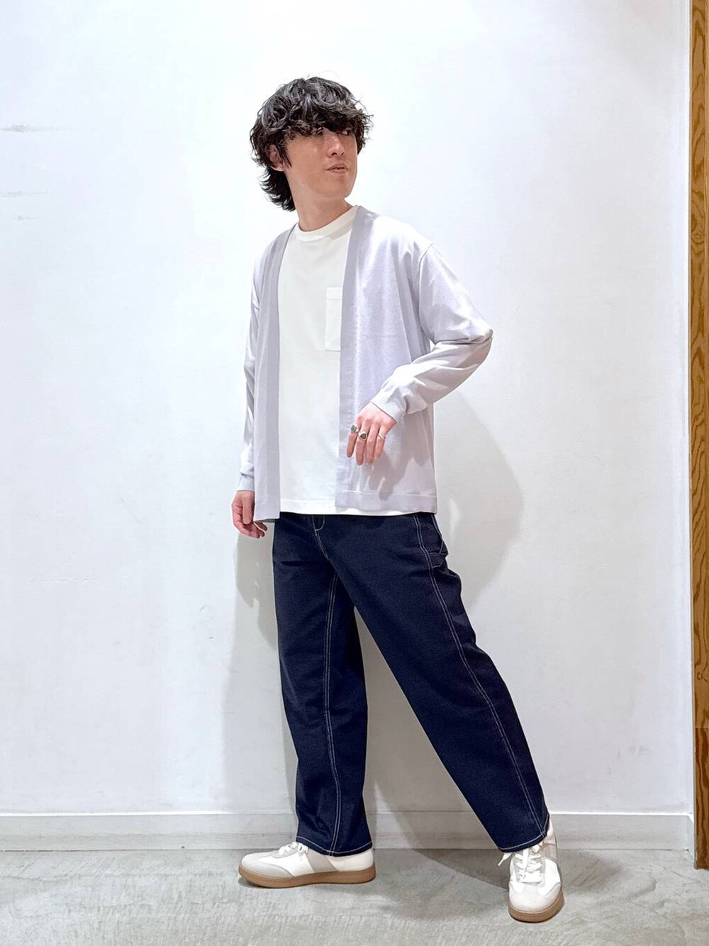 ベージュ系のスニーカー、パープル系のカーディガン/ボレロ、ブルー系のデニムパンツを着用したメンズの夏コーディネートの2枚目の写真