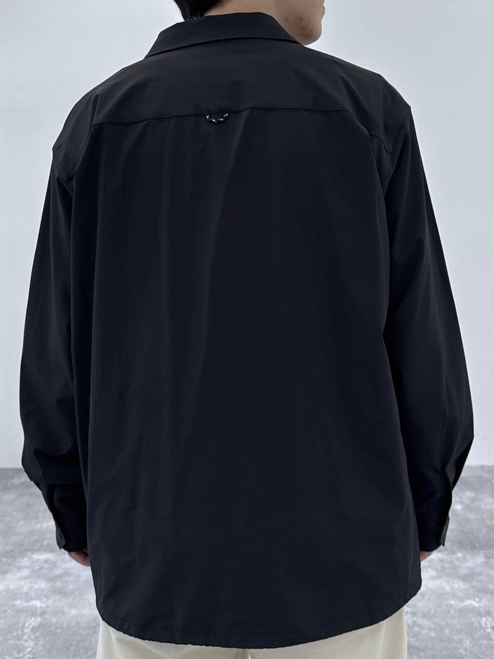 レッド系のニット/セーター、ブラック系のその他シューズ、ブラック系のシャツ/ブラウスを着用したメンズの秋コーディネートの5枚目の写真