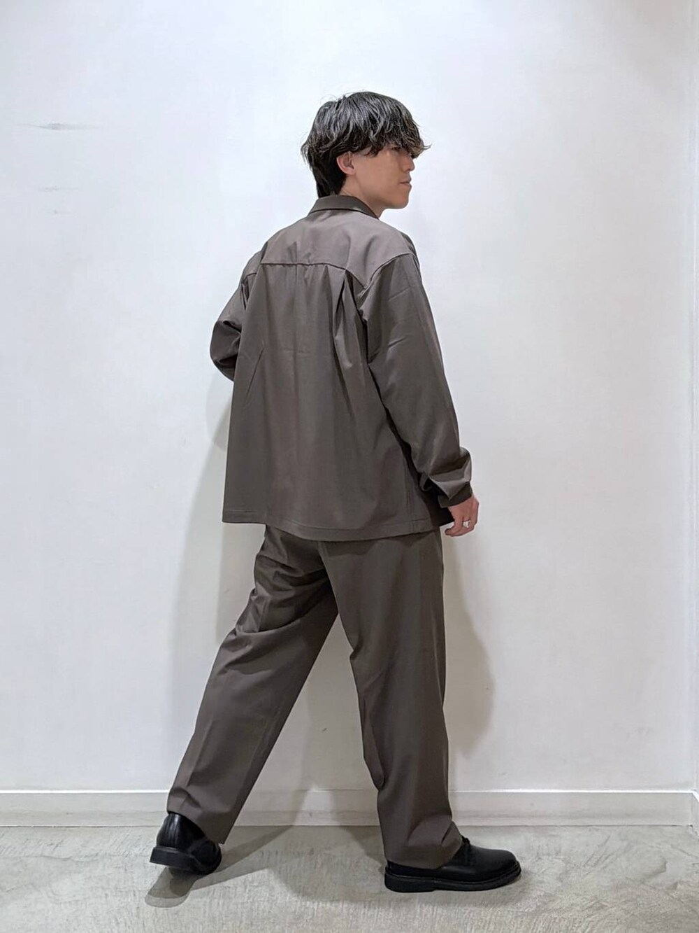 ブラウン系のその他パンツ、グレー系のスウェット、ブラウン系のシャツ/ブラウスを着用したメンズの冬コーディネートの3枚目の写真