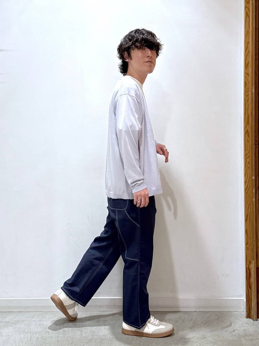 ベージュ系のスニーカー、パープル系のカーディガン/ボレロ、ブルー系のデニムパンツを着用したメンズの夏コーディネートの3枚目の写真