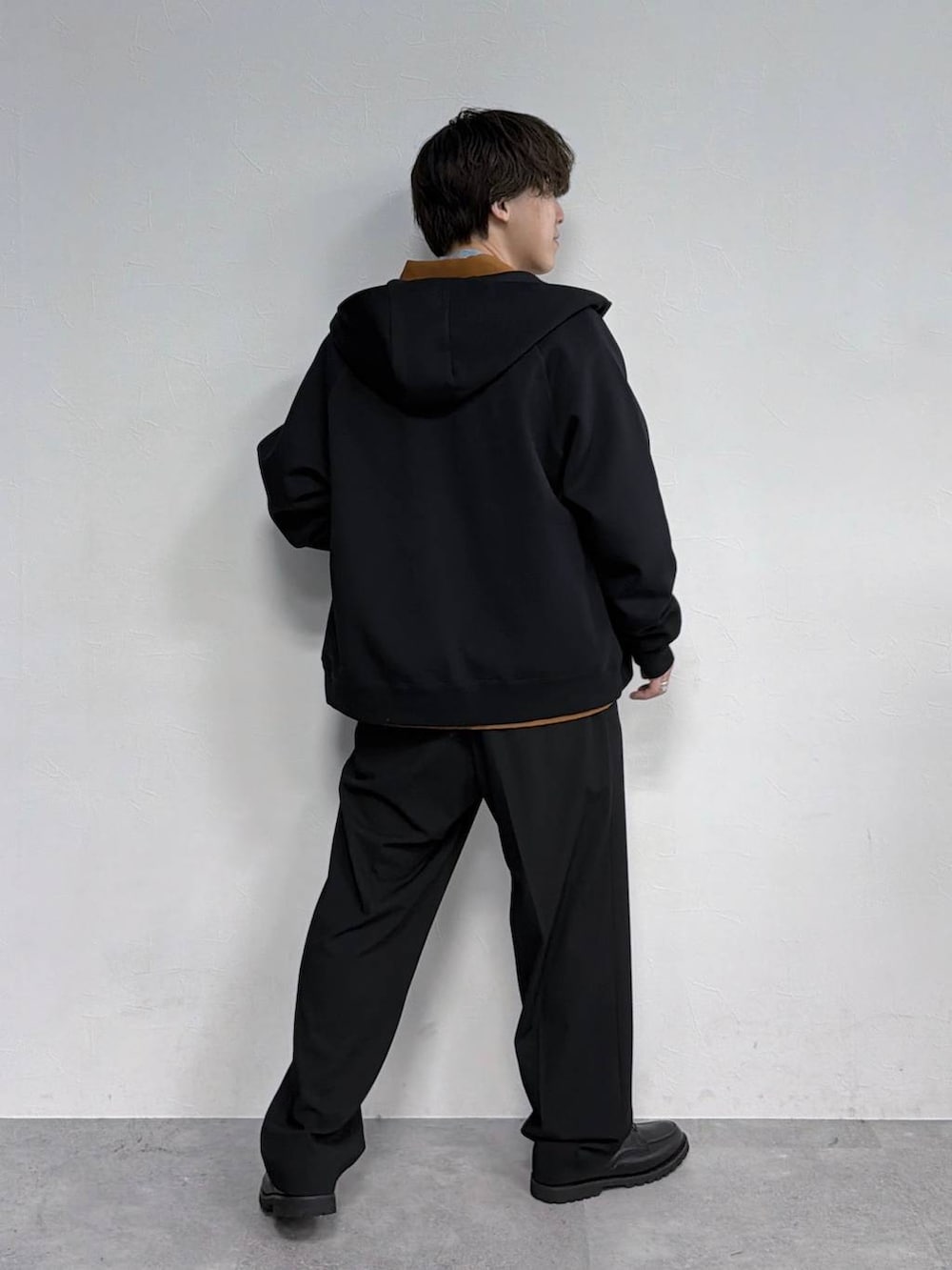 ブラック系のその他シューズ、ブラック系のその他パンツ、ブラック系のパーカーを着用したメンズの春コーディネートの3枚目の写真