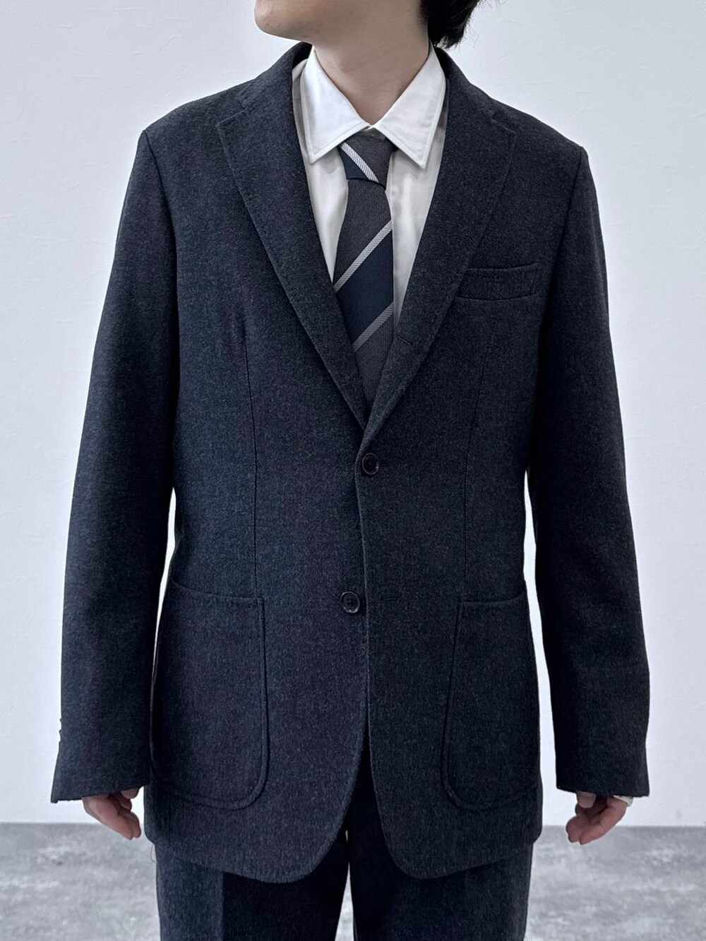 ブラック系のその他シューズ、ブルー系のテーラードジャケット、ホワイト系のシャツ/ブラウスを着用したメンズの秋コーディネートの4枚目の写真