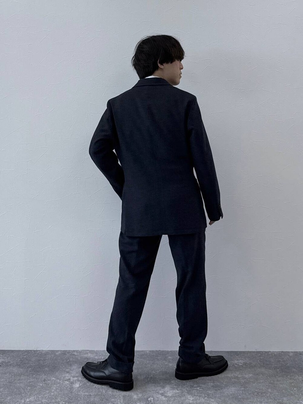 ブラック系のその他シューズ、ブルー系のテーラードジャケット、ホワイト系のシャツ/ブラウスを着用したメンズの秋コーディネートの3枚目の写真