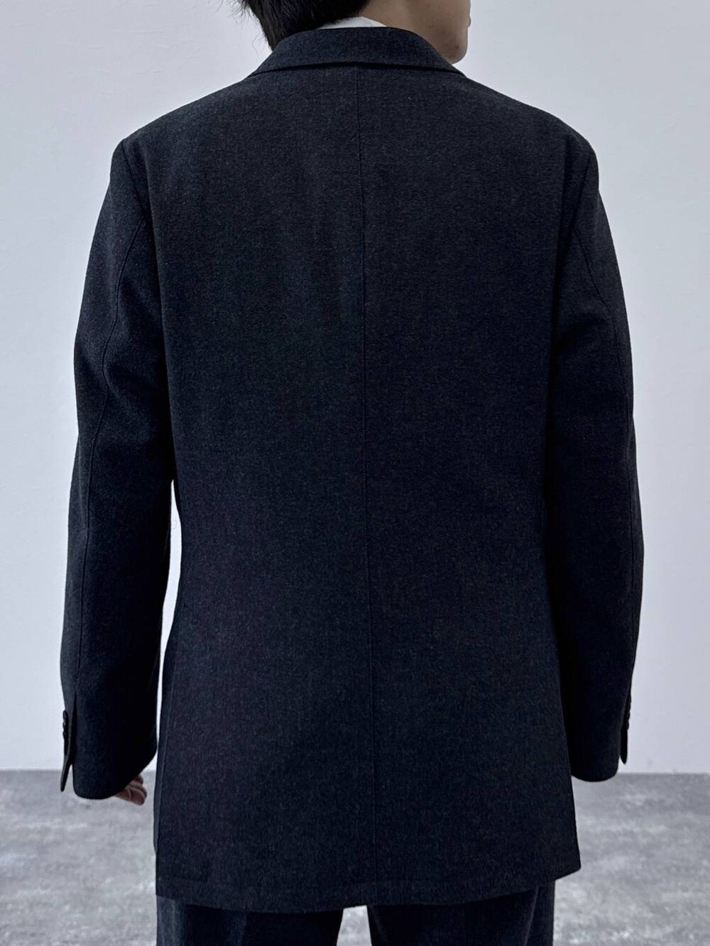 ブラック系のその他シューズ、ブルー系のテーラードジャケット、ホワイト系のシャツ/ブラウスを着用したメンズの秋コーディネートの5枚目の写真