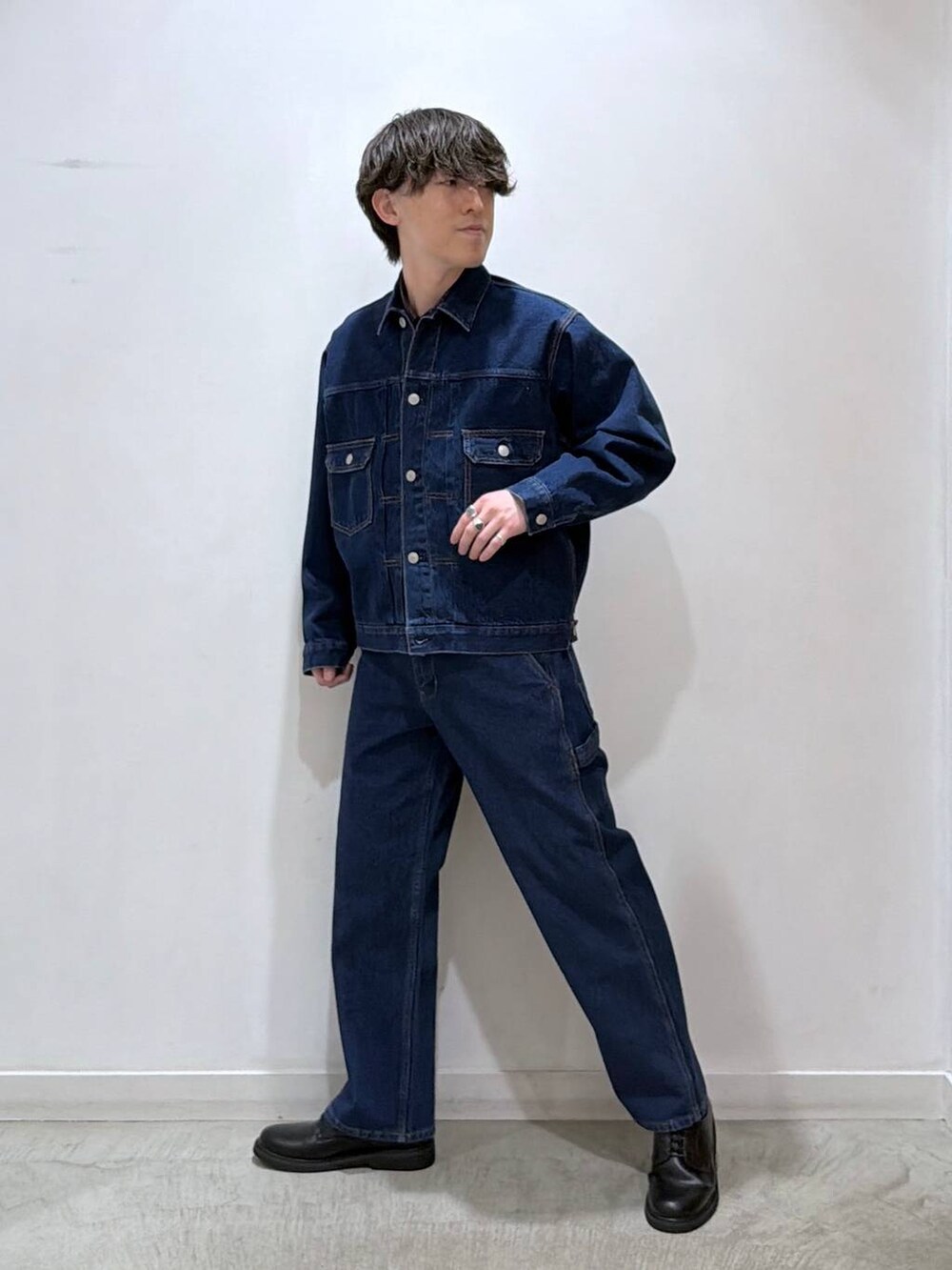 レッド系のシャツ/ブラウス、ブルー系のデニムジャケット、ブルー系のデニムパンツを着用したメンズの冬コーディネートの2枚目の写真