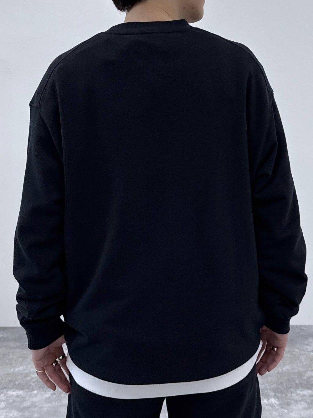 ベージュ系のスニーカー、ホワイト系のTシャツ/カットソー、ブラック系のTシャツ/カットソーを着用したメンズの秋コーディネートの5枚目の写真