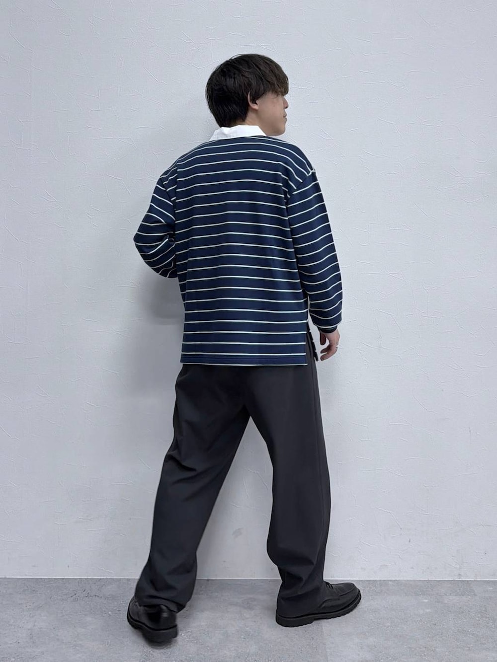 ブラック系のその他シューズ、グレー系のその他パンツ、ブルー系のスウェットを着用したメンズの冬コーディネートの3枚目の写真