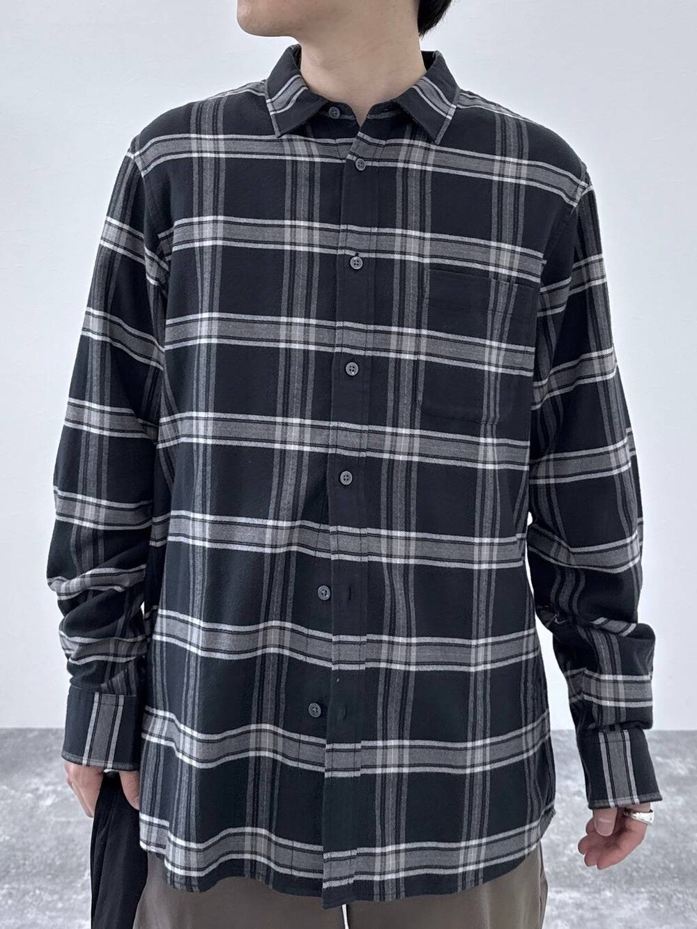 ホワイト系のTシャツ/カットソー、ブラック系のシャツ/ブラウス、ブラック系のその他シューズを着用したメンズの秋コーディネートの4枚目の写真