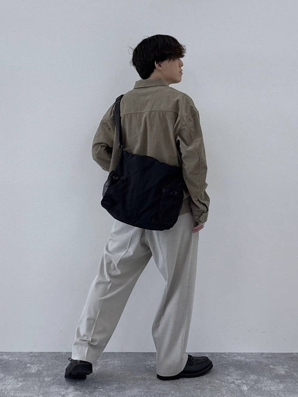 ブラック系のその他シューズ、ベージュ系のその他パンツ、ベージュ系のブルゾンを着用したメンズの秋コーディネートの3枚目の写真