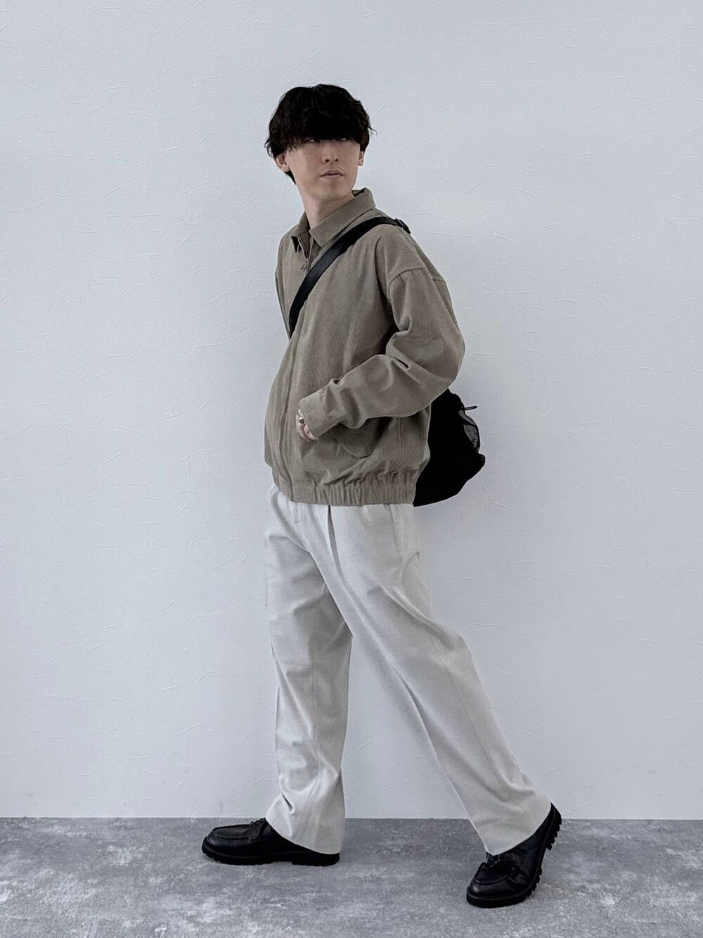 ブラック系のその他シューズ、ベージュ系のその他パンツ、ベージュ系のブルゾンを着用したメンズの秋コーディネートの2枚目の写真