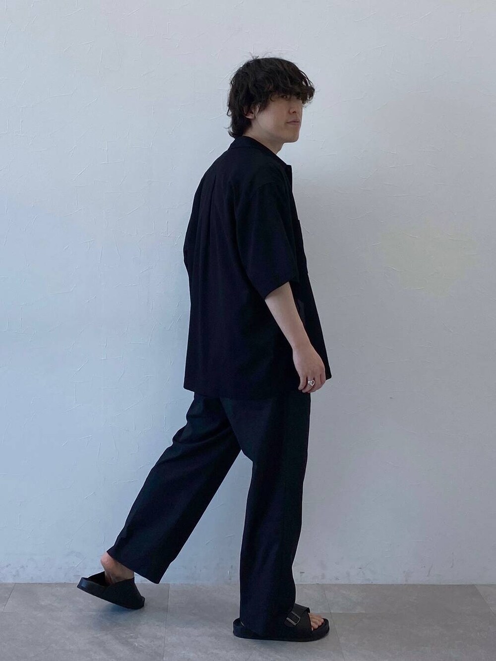 ブラック系のシャツ/ブラウス、ホワイト系のTシャツ/カットソー、ブルー系のデニムパンツを着用したメンズの夏コーディネートの3枚目の写真