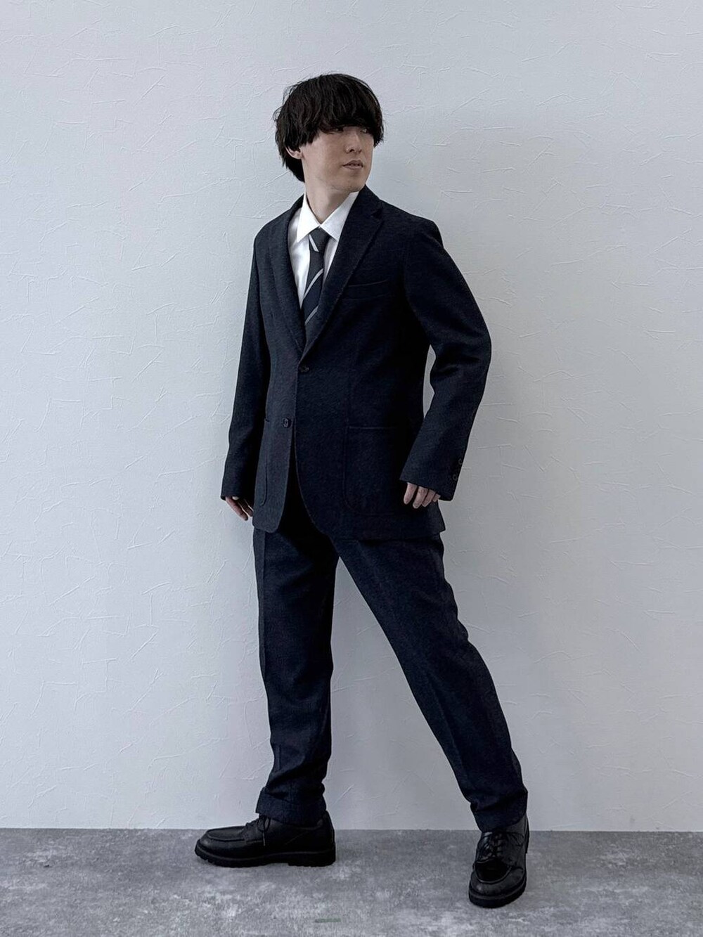 ブラック系のその他シューズ、ブルー系のテーラードジャケット、ホワイト系のシャツ/ブラウスを着用したメンズの秋コーディネートの2枚目の写真