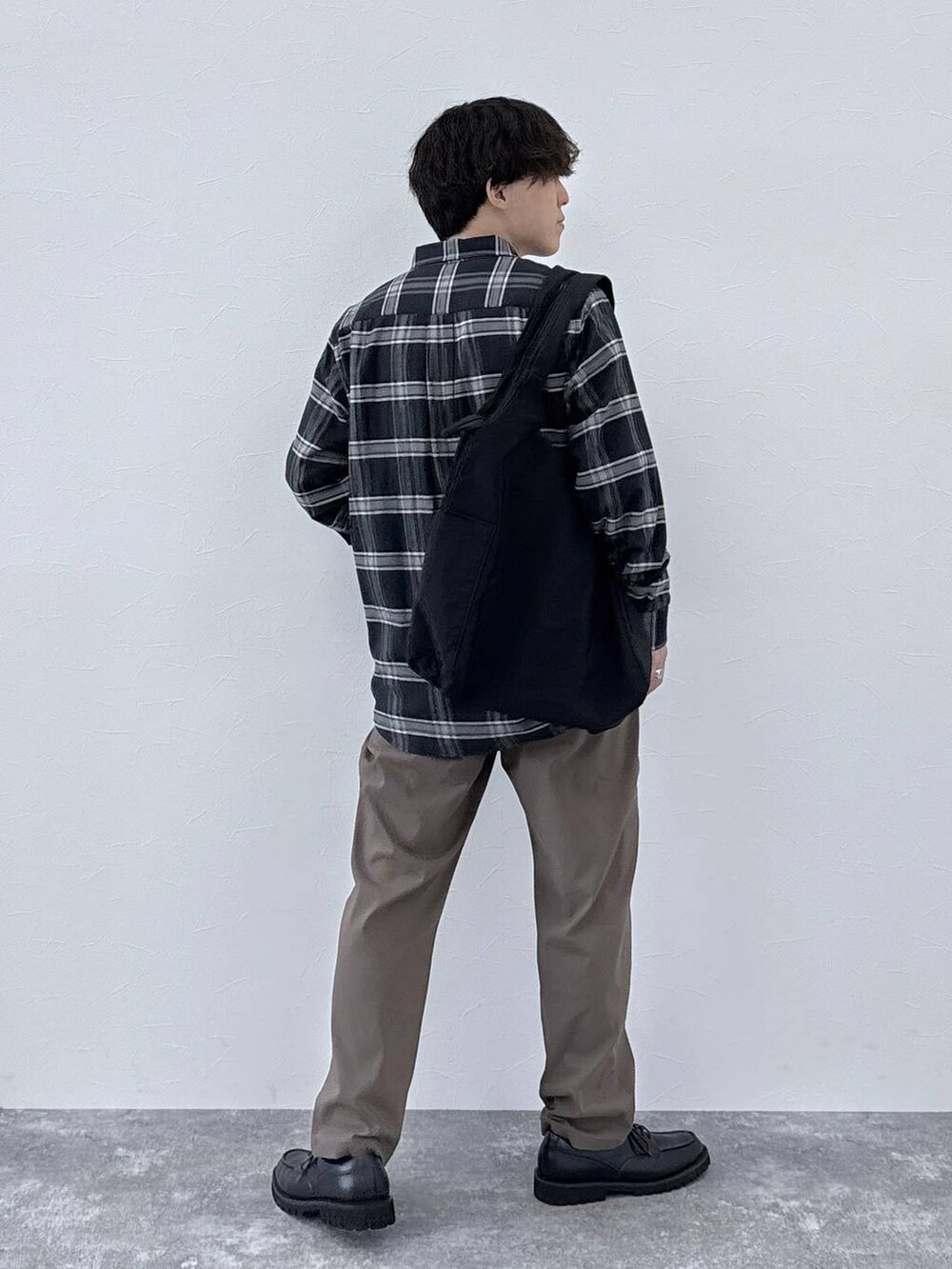 ホワイト系のTシャツ/カットソー、ブラック系のシャツ/ブラウス、ブラック系のその他シューズを着用したメンズの秋コーディネートの3枚目の写真