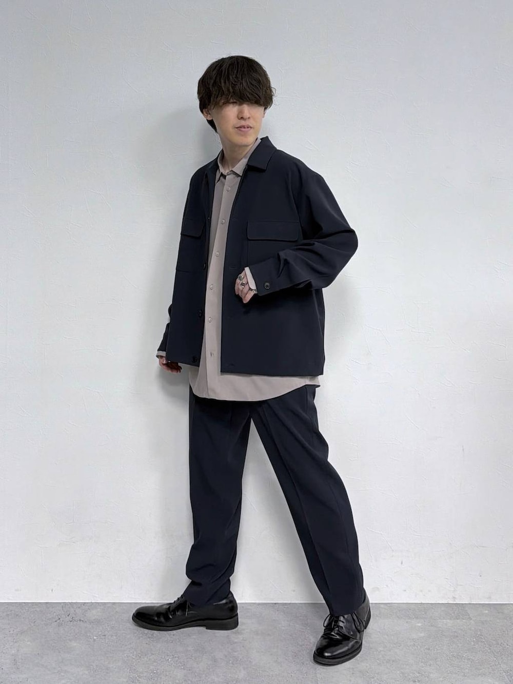 ブルー系のスラックス、ブラウン系のシャツ/ブラウス、ブルー系のシャツ/ブラウスを着用したメンズの春コーディネートの2枚目の写真