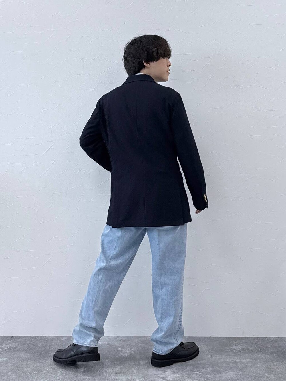 ブルー系のテーラードジャケット、ブルー系のデニムパンツ、ホワイト系のシャツ/ブラウスを着用したメンズの秋コーディネートの4枚目の写真