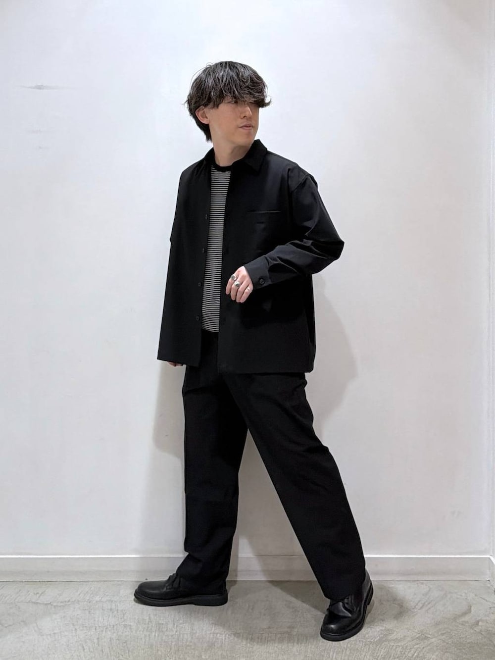 ブラック系のスウェット、ブラック系のその他パンツ、ブラック系のシャツ/ブラウスを着用したメンズの冬コーディネートの2枚目の写真