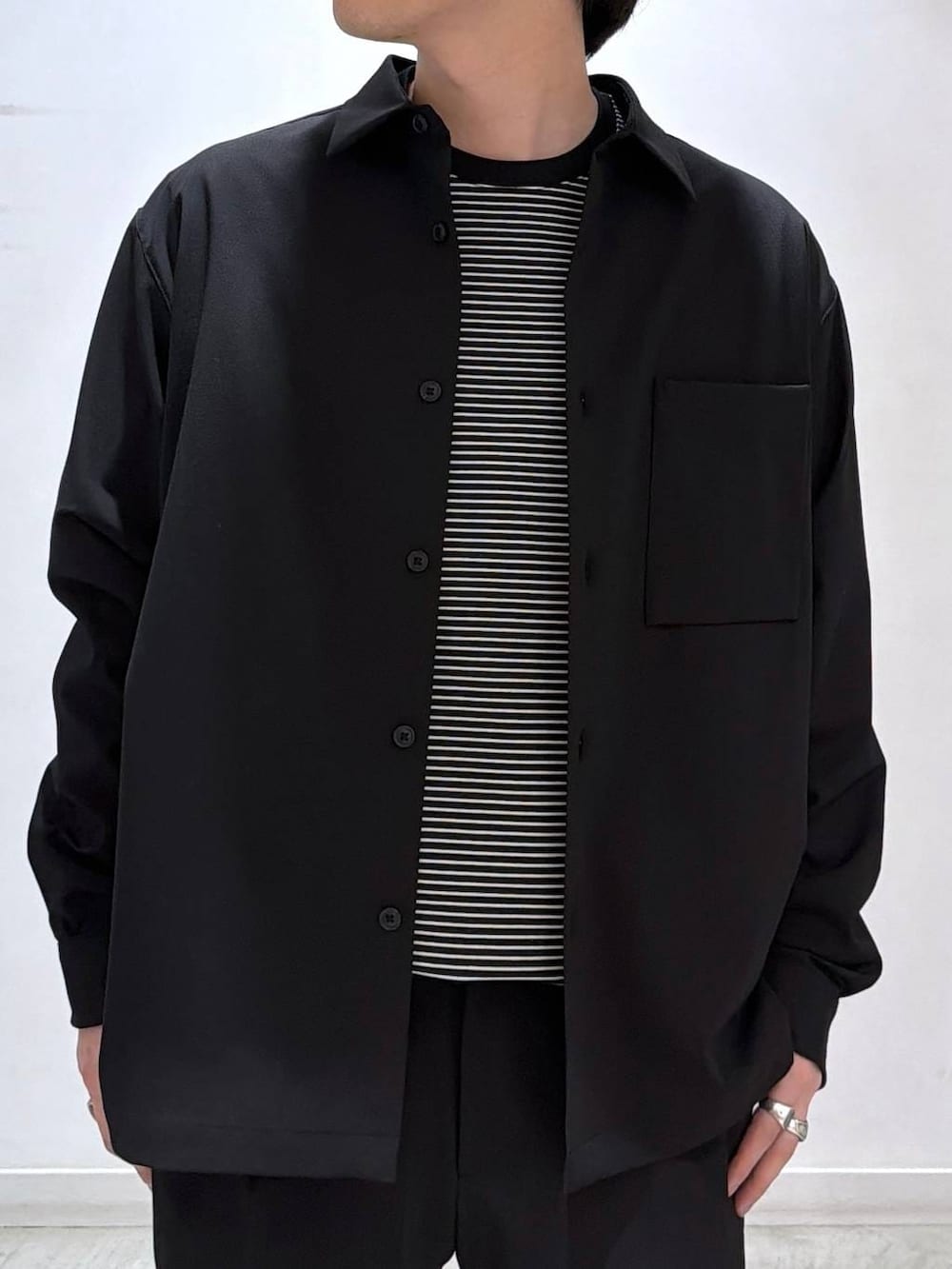 ブラック系のスウェット、ブラック系のその他パンツ、ブラック系のシャツ/ブラウスを着用したメンズの冬コーディネートの4枚目の写真