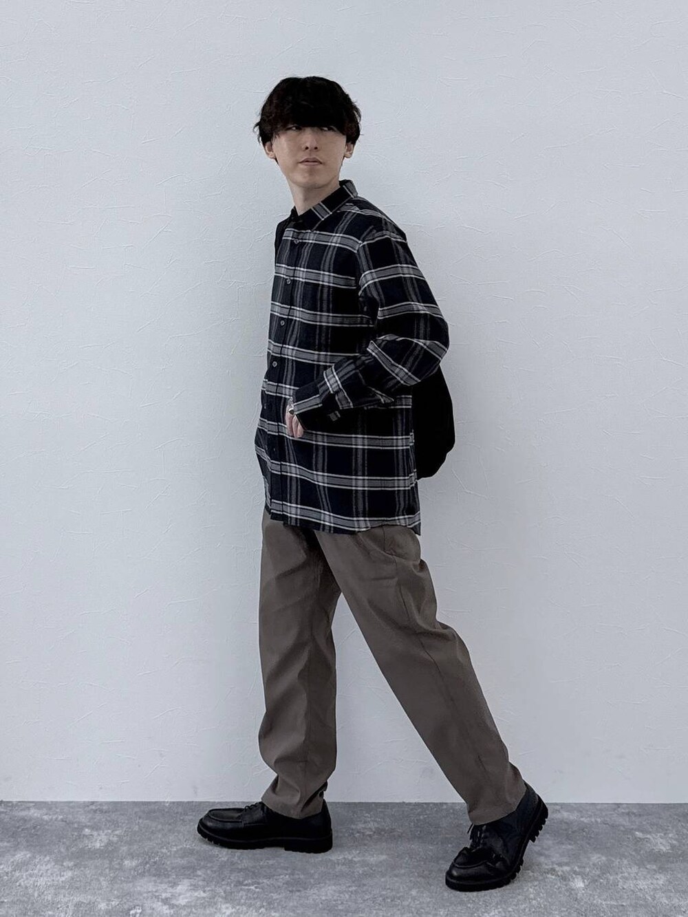 ホワイト系のTシャツ/カットソー、ブラック系のシャツ/ブラウス、ブラック系のその他シューズを着用したメンズの秋コーディネートの2枚目の写真