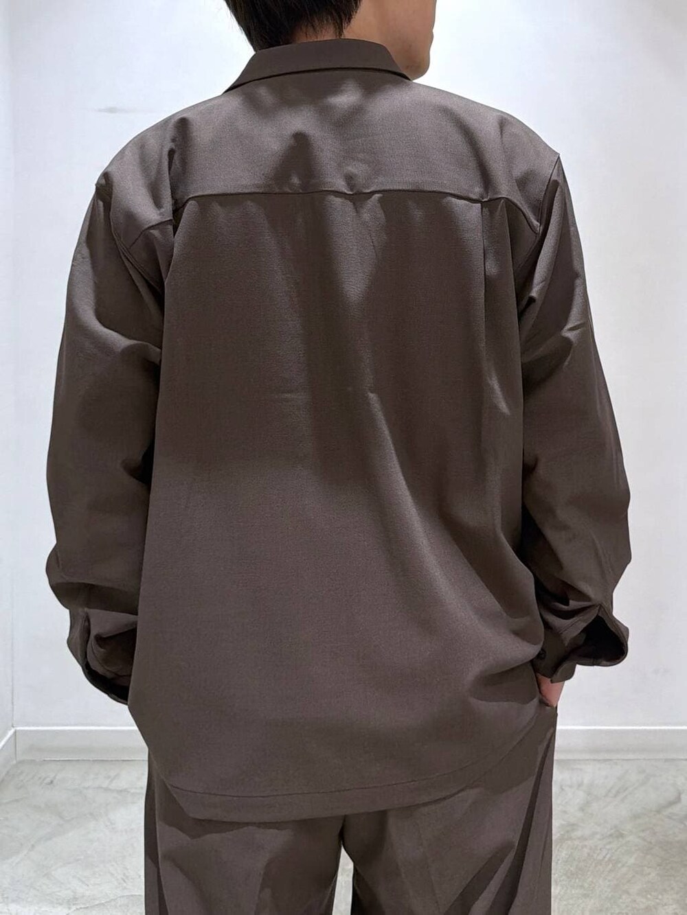 ブラウン系のその他パンツ、グレー系のスウェット、ブラウン系のシャツ/ブラウスを着用したメンズの冬コーディネートの5枚目の写真