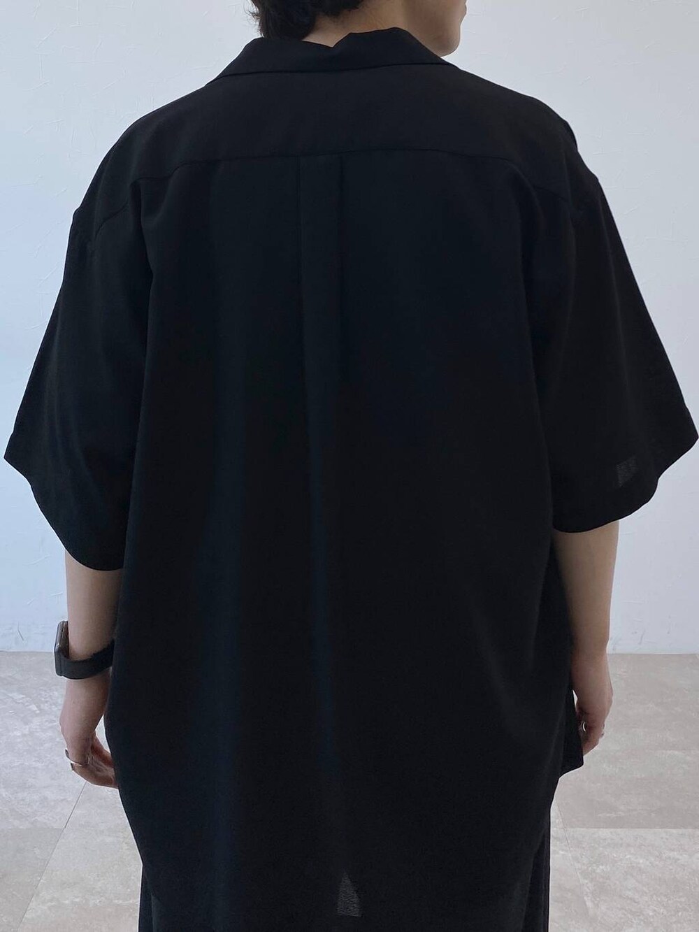 ブラック系のシャツ/ブラウス、ホワイト系のTシャツ/カットソー、ブルー系のデニムパンツを着用したメンズの夏コーディネートの5枚目の写真