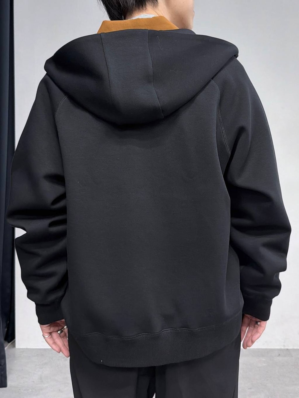 ブラック系のその他シューズ、ブラック系のその他パンツ、ブラック系のパーカーを着用したメンズの春コーディネートの5枚目の写真